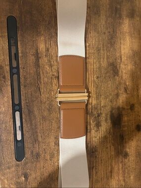Leather-Trim Elastic Stretch Belt in Tan and Cream.Approx 35 in wide laid flat).